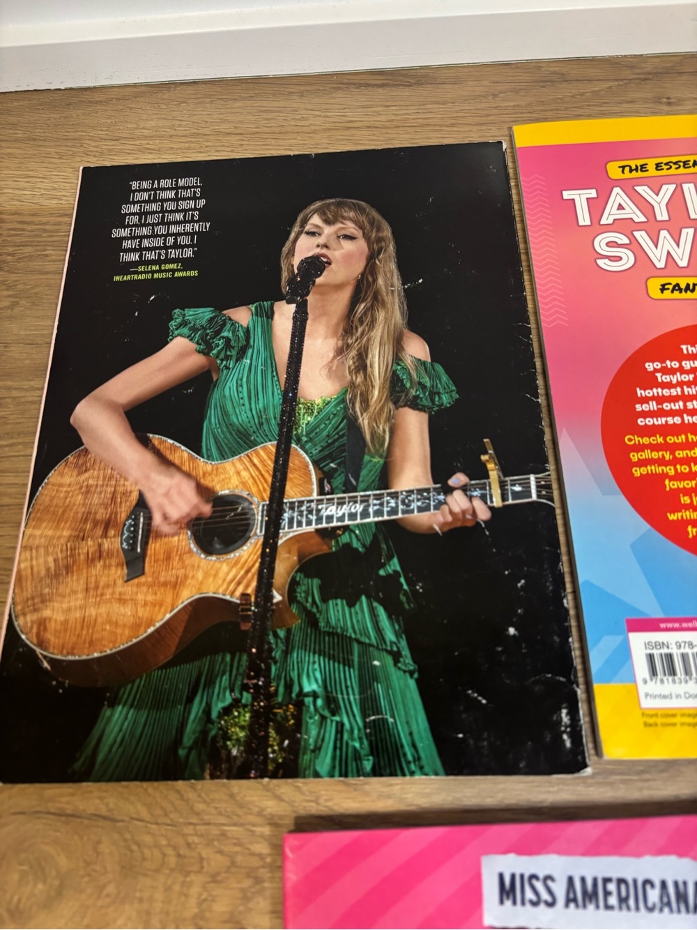 Taylor Swift Fanbook Collection - Picture 7 of 10